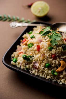 Rava Upma / Uppuma - güneyde Hint kahvaltı servis bir kase. seçici odak