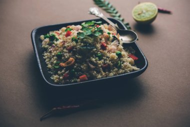 Rava Upma / Uppuma - güneyde Hint kahvaltı servis bir kase. seçici odak