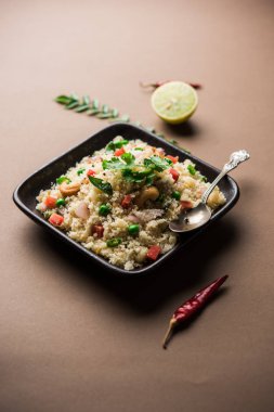 Rava Upma / Uppuma - güneyde Hint kahvaltı servis bir kase. seçici odak