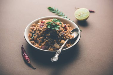 Rava Upma / Uppuma - güneyde Hint kahvaltı servis bir kase. seçici odak