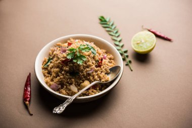 Rava Upma / Uppuma - güneyde Hint kahvaltı servis bir kase. seçici odak