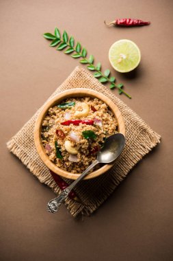 Rava Upma / Uppuma - güneyde Hint kahvaltı servis bir kase. seçici odak