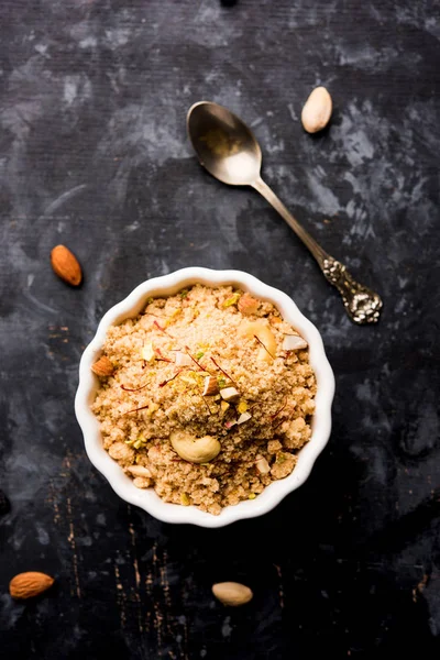 Tatlı Sheera / Halwa / İrmik veya rawa, popüler tatlı tarifi kullanarak yapılan Sooji yapılan Hint Festivaller kullanarak. Bir kase veya plaka servis. seçici odak