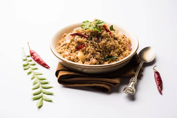 Rava Upma / Uppuma - güneyde Hint kahvaltı servis bir kase. seçici odak