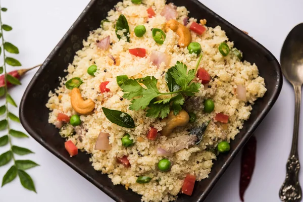 Rava Upma / Uppuma - güneyde Hint kahvaltı servis bir kase. seçici odak