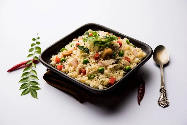 Rava Upma / Uppuma - güneyde Hint kahvaltı servis bir kase. seçici odak