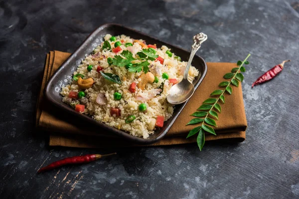 Rava Upma / Uppuma - güneyde Hint kahvaltı servis bir kase. seçici odak