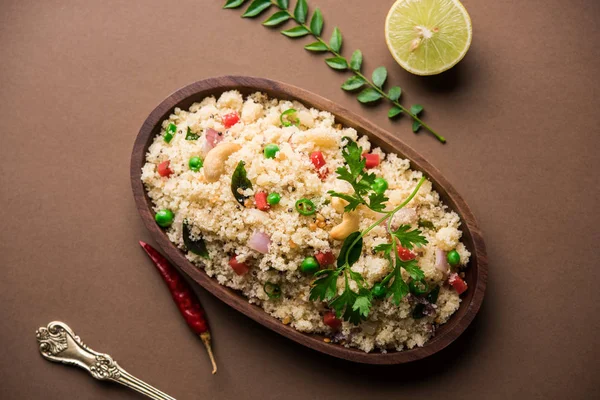 Rava Upma / Uppuma - güneyde Hint kahvaltı servis bir kase. seçici odak