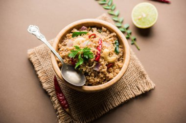 Rava Upma / Uppuma - güneyde Hint kahvaltı servis bir kase. seçici odak