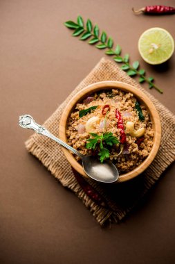 Rava Upma / Uppuma - güneyde Hint kahvaltı servis bir kase. seçici odak