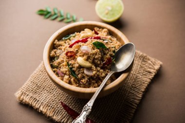 Rava Upma / Uppuma - güneyde Hint kahvaltı servis bir kase. seçici odak