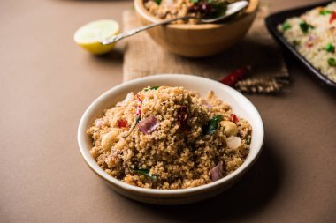 Rava Upma / Uppuma - güneyde Hint kahvaltı servis bir kase. seçici odak