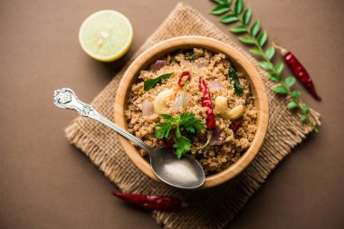 Rava Upma / Uppuma - güneyde Hint kahvaltı servis bir kase. seçici odak