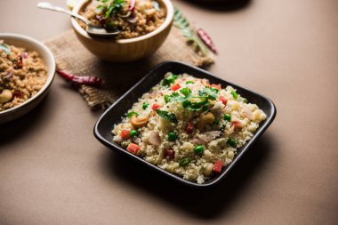 Rava Upma / Uppuma - güneyde Hint kahvaltı servis bir kase. seçici odak