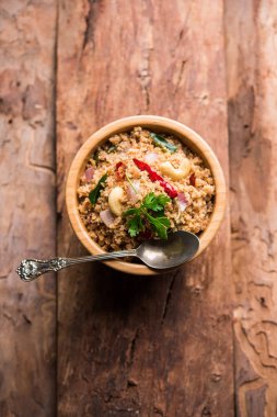 Rava Upma / Uppuma - güneyde Hint kahvaltı servis bir kase. seçici odak