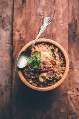 Rava Upma / Uppuma - güneyde Hint kahvaltı servis bir kase. seçici odak