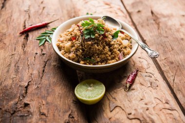 Rava Upma / Uppuma - güneyde Hint kahvaltı servis bir kase. seçici odak