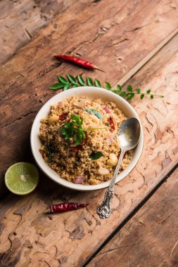 Rava Upma / Uppuma - güneyde Hint kahvaltı servis bir kase. seçici odak