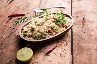 Rava Upma / Uppuma - güneyde Hint kahvaltı servis bir kase. seçici odak