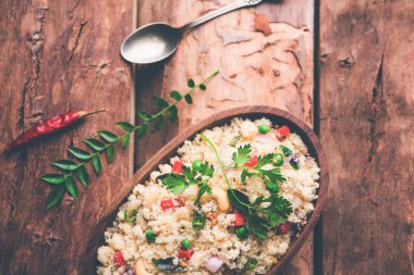 Rava Upma / Uppuma - güneyde Hint kahvaltı servis bir kase. seçici odak