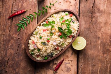 Rava Upma / Uppuma - güneyde Hint kahvaltı servis bir kase. seçici odak