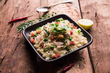 Rava Upma / Uppuma - güneyde Hint kahvaltı servis bir kase. seçici odak