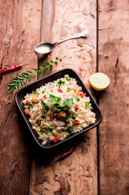 Rava Upma / Uppuma - güneyde Hint kahvaltı servis bir kase. seçici odak