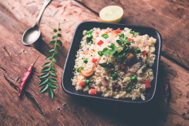 Rava Upma / Uppuma - güneyde Hint kahvaltı servis bir kase. seçici odak