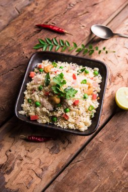Rava Upma / Uppuma - güneyde Hint kahvaltı servis bir kase. seçici odak