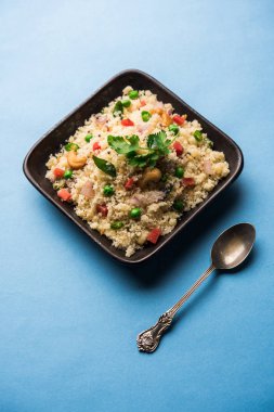 Rava Upma / Uppuma - güneyde Hint kahvaltı servis bir kase. seçici odak