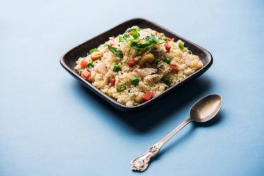 Rava Upma / Uppuma - güneyde Hint kahvaltı servis bir kase. seçici odak