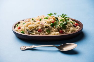 Rava Upma / Uppuma - güneyde Hint kahvaltı servis bir kase. seçici odak