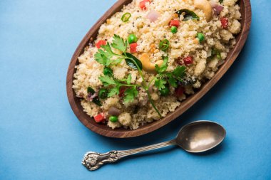 Rava Upma / Uppuma - güneyde Hint kahvaltı servis bir kase. seçici odak