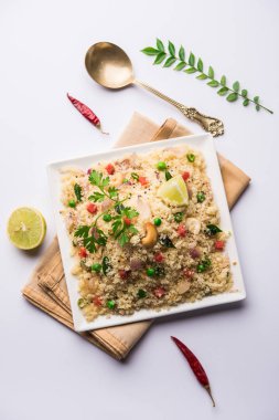 Rava Upma / Uppuma - güneyde Hint kahvaltı servis bir kase. seçici odak