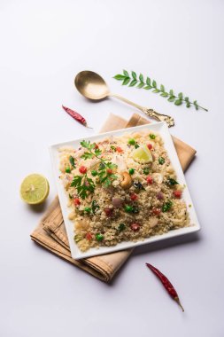Rava Upma / Uppuma - güneyde Hint kahvaltı servis bir kase. seçici odak