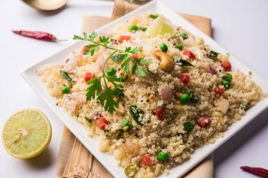 Rava Upma / Uppuma - güneyde Hint kahvaltı servis bir kase. seçici odak