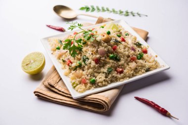 Rava Upma / Uppuma - güneyde Hint kahvaltı servis bir kase. seçici odak
