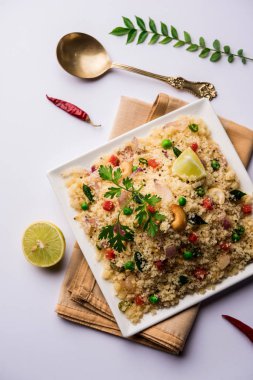 Rava Upma / Uppuma - güneyde Hint kahvaltı servis bir kase. seçici odak