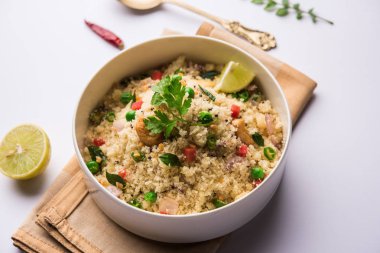 Rava Upma / Uppuma - güneyde Hint kahvaltı servis bir kase. seçici odak