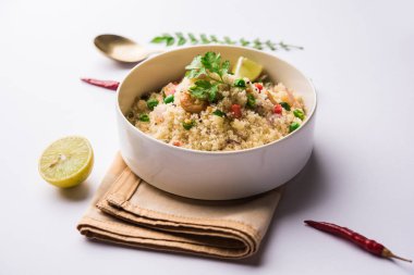 Rava Upma / Uppuma - güneyde Hint kahvaltı servis bir kase. seçici odak