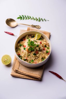 Rava Upma / Uppuma - güneyde Hint kahvaltı servis bir kase. seçici odak