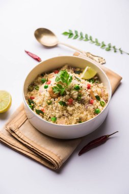 Rava Upma / Uppuma - güneyde Hint kahvaltı servis bir kase. seçici odak