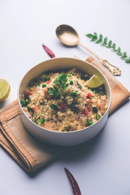 Rava Upma / Uppuma - güneyde Hint kahvaltı servis bir kase. seçici odak