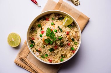 Rava Upma / Uppuma - güneyde Hint kahvaltı servis bir kase. seçici odak