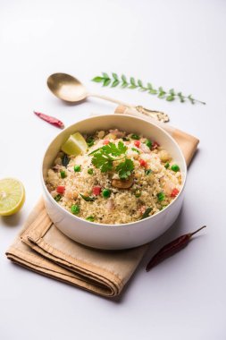 Rava Upma / Uppuma - güneyde Hint kahvaltı servis bir kase. seçici odak