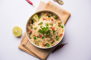 Rava Upma / Uppuma - güneyde Hint kahvaltı servis bir kase. seçici odak