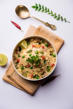 Rava Upma / Uppuma - güneyde Hint kahvaltı servis bir kase. seçici odak