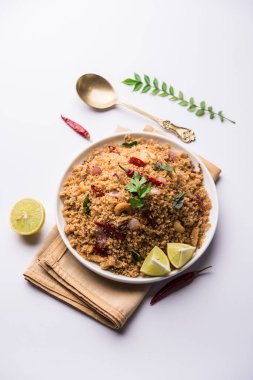 Rava Upma / Uppuma - güneyde Hint kahvaltı servis bir kase. seçici odak