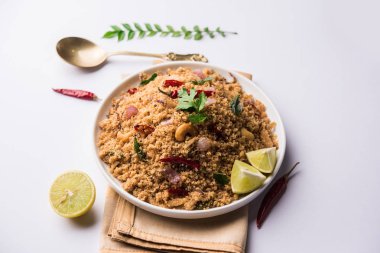 Rava Upma / Uppuma - güneyde Hint kahvaltı servis bir kase. seçici odak