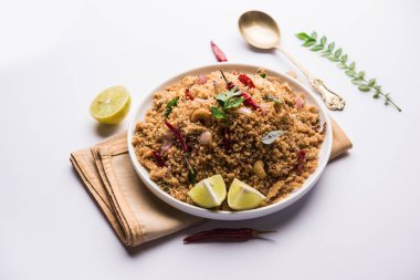 Rava Upma / Uppuma - güneyde Hint kahvaltı servis bir kase. seçici odak